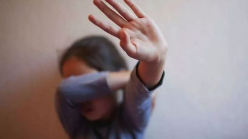 ”استغل صغر سنها واستدرجها ”الحكم 7 سنوات على المتهم في واقعة طفلة الساحل