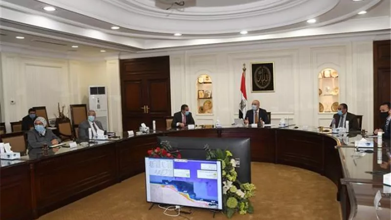 وزير الإسكان يتابع مشروع تنمية أراضى الساحل الشمالي الغربى