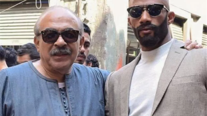 محمد رمضان ينعي هادي الجيار بصورة من مسلسل ”الاسطورة”