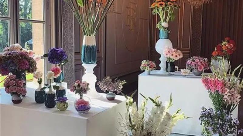 الرئيس الفرنسي وزوجته أنفقا 600 ألف يورو لشراء زهور لقصر الإليزيه رغم من إغلاقه بسبب كورونا أمام الجمهور