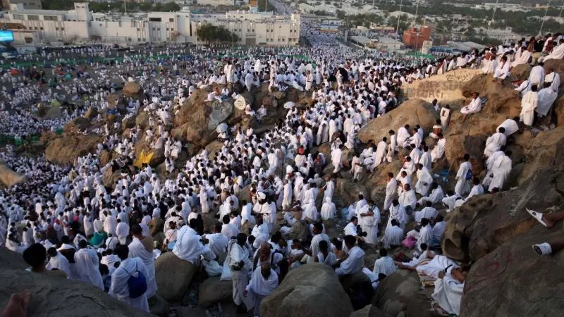 ما حكم تقديم مساعدة الفقراء على الحج؟