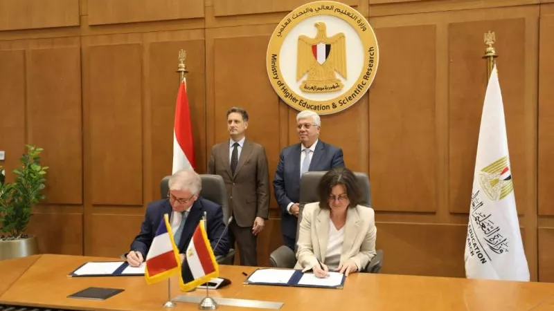 توقيع اتفاق تعاون بين الجامعة الفرنسية في مصر وجامعة باريس 1 بانتيون سوربون (تفاصيل)