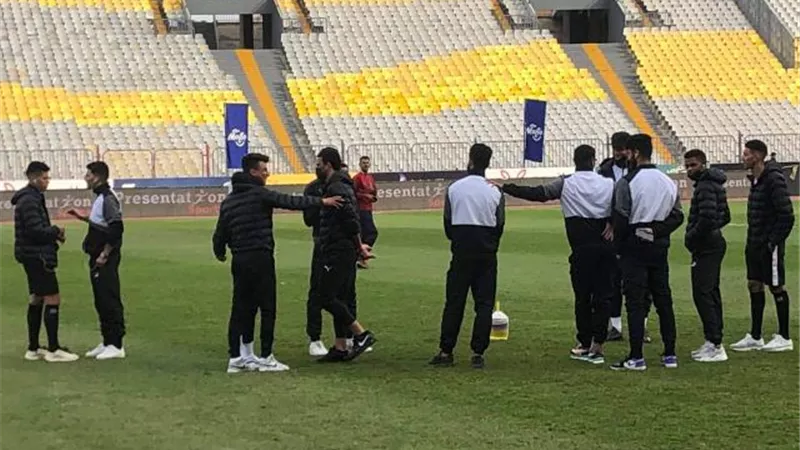 عنتر ورفعت يصافحان لاعبي الزمالك