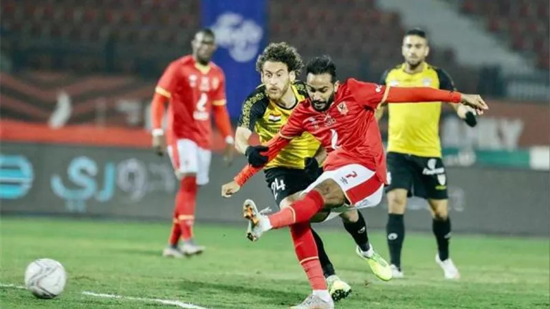 الاهلي يهزم الانتاج برباعية ويتصدر الدوري بفارق الاهداف