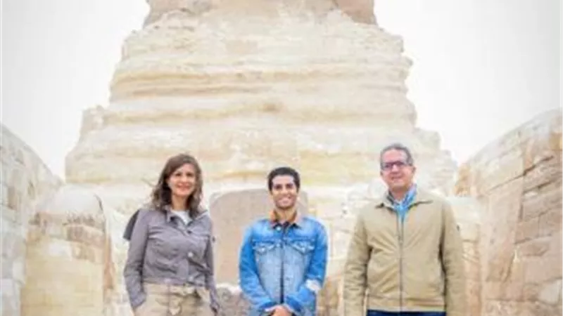 بالصور .. التفاصيل الكاملة لزيارة نجم هوليود المصري للأهرامات وترويجه للسياحة