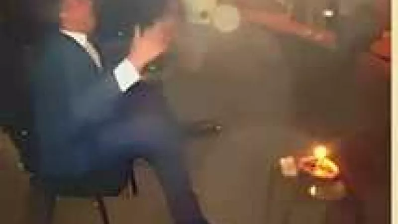”في الشارع ”أب يحتفل بعيد ميلاد ابنته تحت منزل طليقته