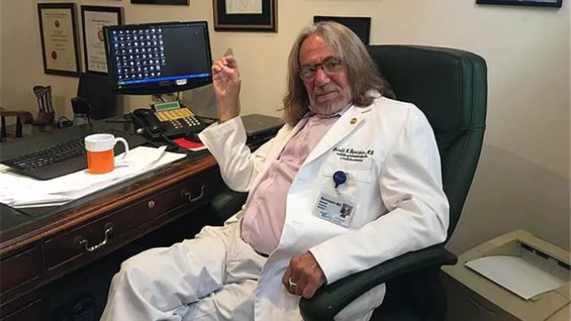 وفاة الطبيب الشخصي لترامب.. كان يعالجه منذ الثمانينيات ثم طره بعد تصريحه بتعاطي ترامب دواء للبروستاتا ومضاد للصلع