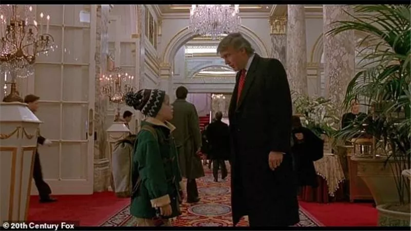 بطل فيلم ” Home Alone 2” يؤيد إزالة المشهد الذى ظهر فيه ”دونالد ترامب” في الفيلم الشهير