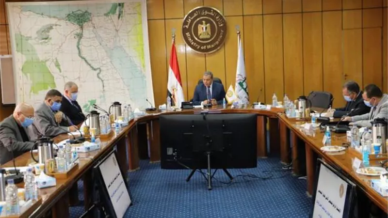 لتطبيق الإجراءات الاحترازية.. وزير القوى العاملة يبحث وضع آليات لتحقيق التوازن بين تشغيل العمال والإنتاج
