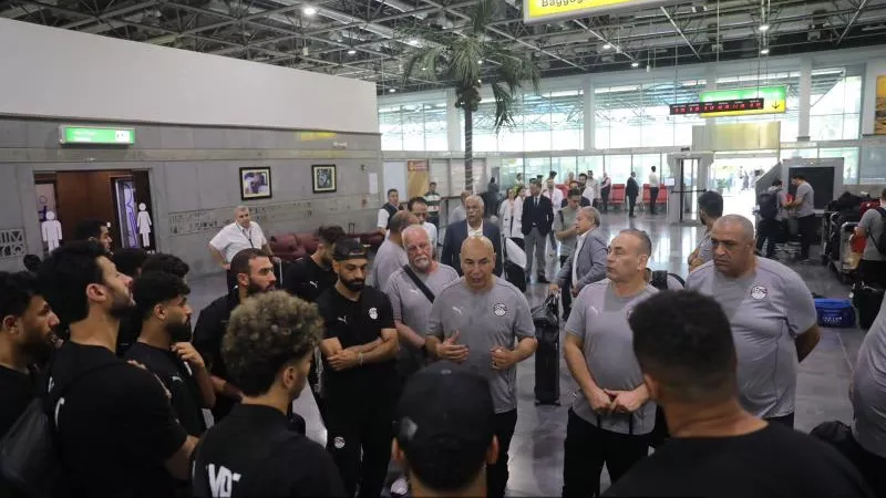 بالصور.. وصول بعثة منتخب مصر إلى مطار القاهرة واستقبال أشرف صبحي
