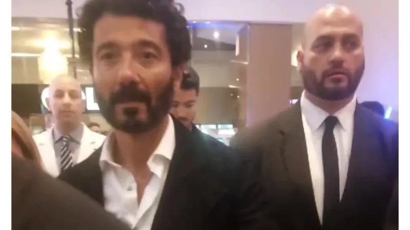 خالد النبوي يثير الجدل بفيديو التعدي علي صحفي أثناء العرض الخاص لفيلم ”أهل الكهف”.. اعرف الحقيقة