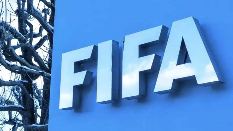 عاجل ..  توقف النشاط الرياضى .. الفيفا يعاقب اتحاد الكرة في أزمة إيقاف الشيبي 6 مباريات
