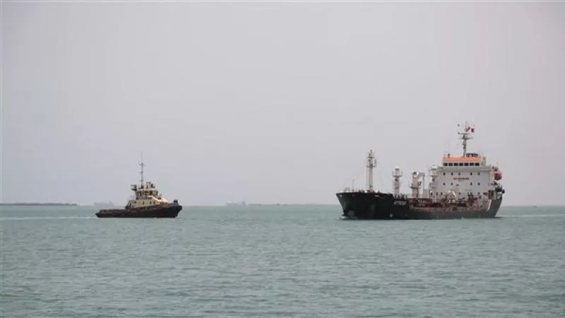عاجل .. الحوثى يحرق البحر الأحمر .. الجيش الأمريكي يعترف بإصابة السفينة  توتور  بزورق مفخخ