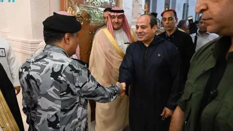 بعد وصوله ..أول صورة للسيسي بداخل المسجد النبوي الشريف