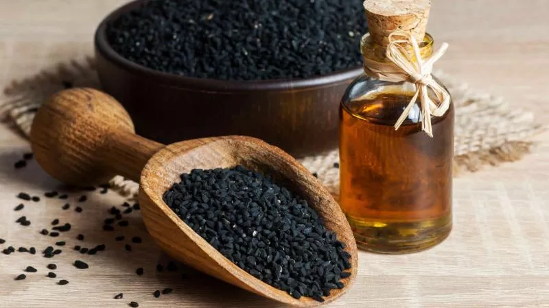 تقي من السرطان وأمراض القلب.. فوائد حبة البركة
