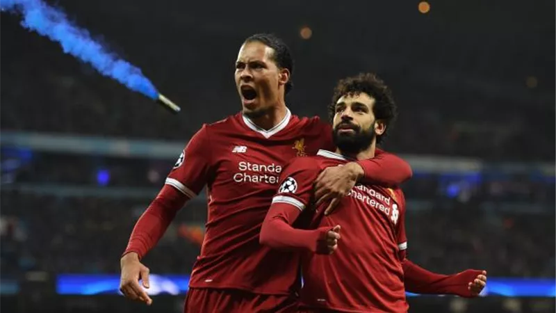 صورة.. مدافع ليفربول يساند زملاءه أمام مانشستر يونايتد
