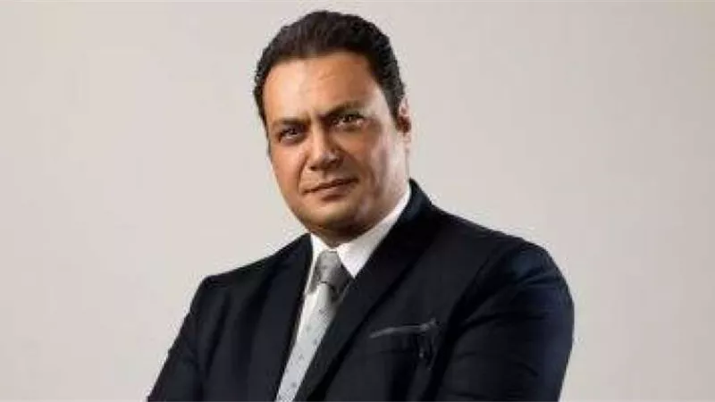 غباء اجتماعي ..مراد مكرم يكشف رأيه في سبب شكوى العلاقات بين الرجال والنساء