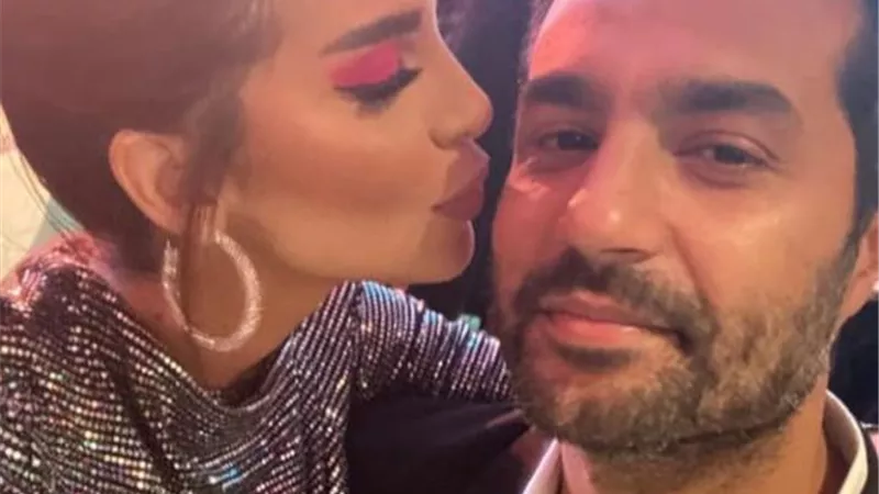شاهد بالصور.. قبلات مثيرة متبادلة بين كريم فهمي وزوجته