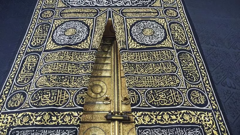 تتزين بالجديدة اليوم.. كسوة الكعبة في 7 معلومات