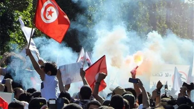 عاجل.. اشتباكات عنيفة بين المتظاهرين وقوات الأمن فى تونس