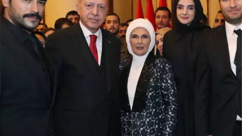 سر تسليم أردوغان لـ«بالي بيك» جائزة أفضل ممثل تركي لعام 2020.. إليك التفاصيل