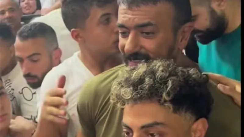 الجمهور يحاصر أحمد العوضي والنجم يعلق: رزقنا في الدنيا محبة الناس