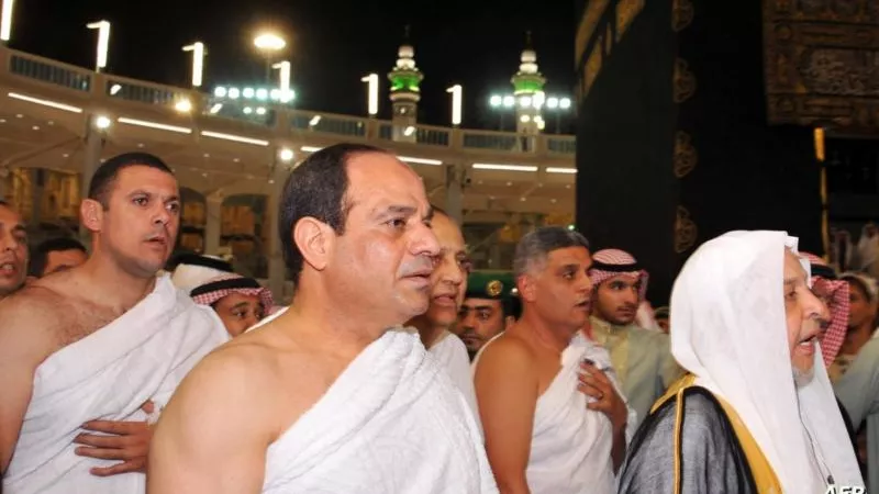 الرئيس السيسي يعود لأرض الوطن بعد أداء فريضة الحج