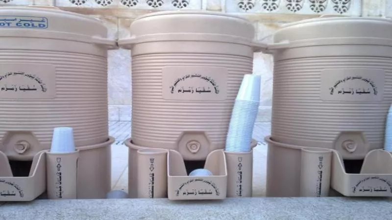 عجائب وأسرار  ماء زمزم.. طعام وشراب وشفاء