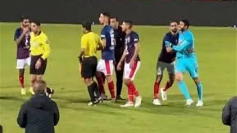 حكم مباراة الأهلي والبنك: طبقت القانون في إلغاء هدف أيمن أشرف.. والشناوي خرج عن النص