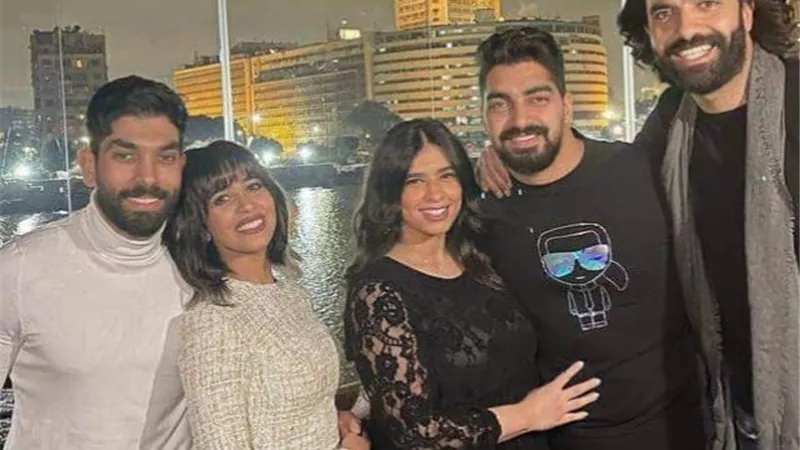 رنا سماحة تحتفل بعيد ميلاد مينا عطا بصورة عائلية: الحبايب