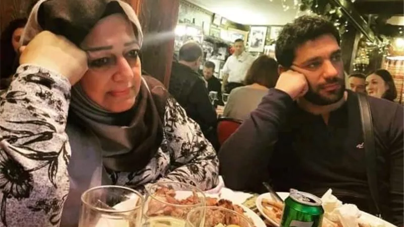 فولة وانقسمت نصين.. حسن الرداد ينشر صورة عفوية تجمعه بوالدته
