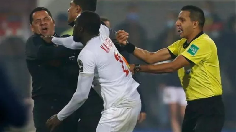 عاجل.. كاف يعلن إيقاف «كاسونجو ومصطفي محمد وحسين الشحات» 4 مباريات