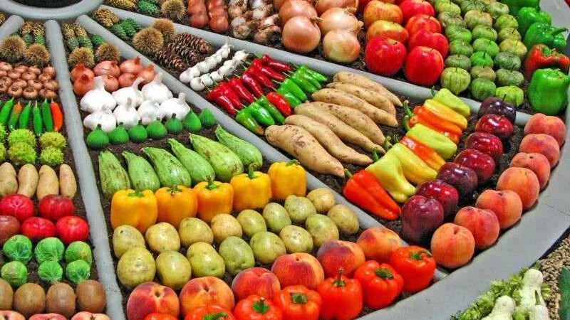 أسعار الخضار والفاكهة اليوم الأحد 23 يونيو 2024 .. التفاح بـ 32 جنيه والمانجو بـ30