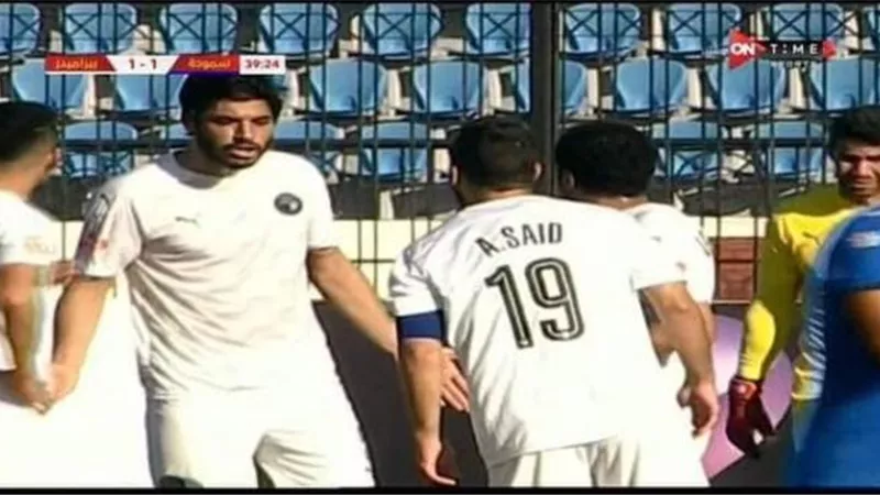 بعد خناقتهما .. عبد الله السعيد يهدد بيراميدز ويطلب تجميد جبر