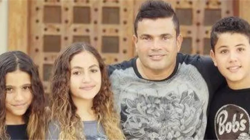 بالفيديو.. أبناء الهضبة ينافسون والدهم في الغناء علي مسرح دبي
