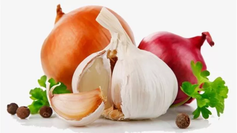 أبرزهم البصل والثوم.. أبرز الخرافات الشائعة حول فيروس كورونا