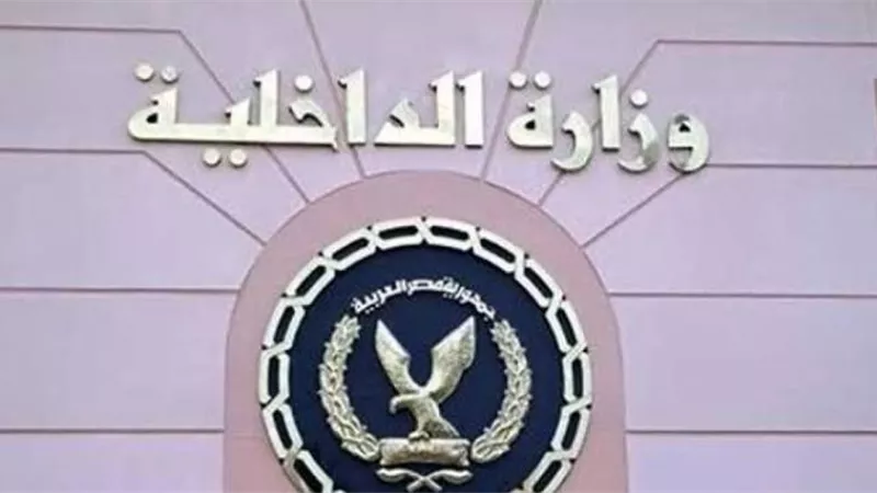 ضبط ثلاثة أشخاص يحملون أسلحة بيضاء أثناء استقلالهم دراجات نارية بدون لوحات معدنية في الهانوفيل بالإسكندرية