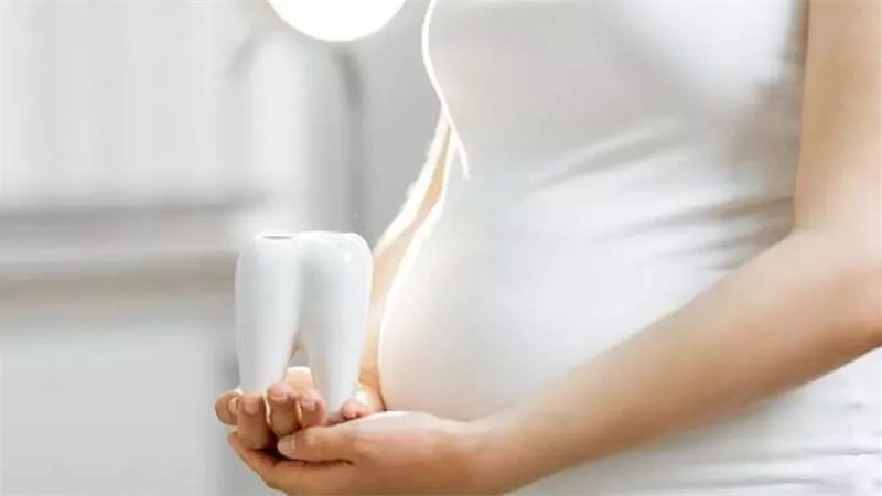 تناول السوائل بكثرة.. نصائح للعناية بالأسنان خلال فترة الحمل