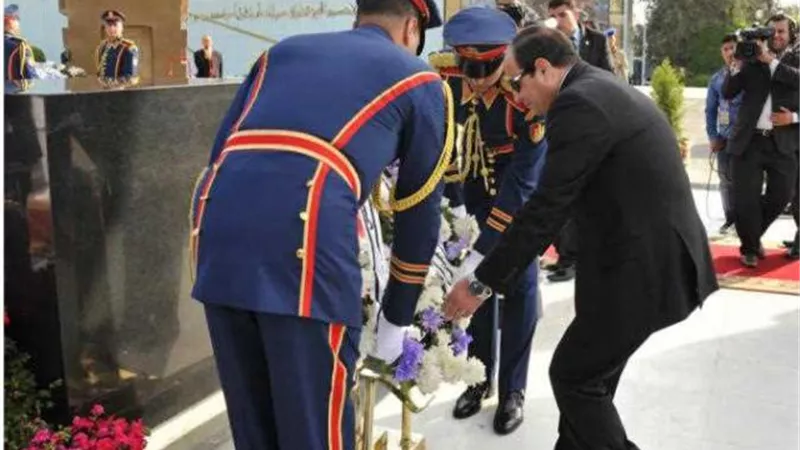 الرئيس السيسي يضع إكليلاً من الزهور على النصب التذكاري بأكاديمية الشرطة