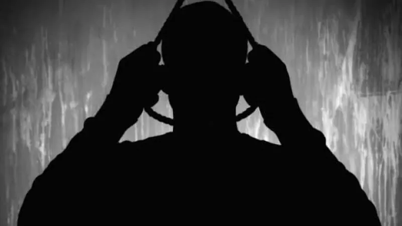 بسبب أزمة نفسية عامل ينهي حياته شنقاً بداخل منزله بالمنيا
