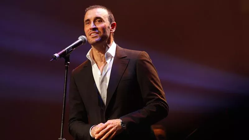 حشد جماهيري كبير في حفل كاظم الساهر بالقاهرة  .. أبرزهم معجبة تطلب منه الزواج