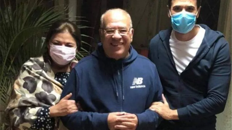 بالكمامات.. أحمد عز وماجدة زكي يحتفلان بعيد ميلاد صلاح عبد الله