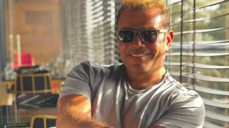 احترس من الهضبة.. عمرو دياب يُبعد شخصاً عنه بعنف بعد واقعة صفع أحد معجبيه