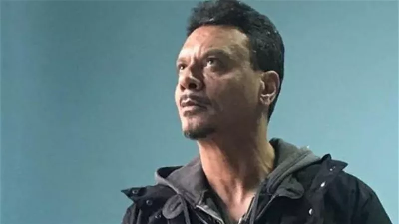 فضحه على ”الفيس بوك” وتسبب في سجنه.. معلومات لا تعرفها عن الفنان الشهير الذي أوقع بطبيب الأسنان الشاذ