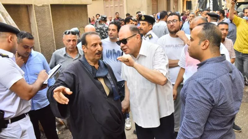 محافظ أسيوط يتابع جهود البحث عن مفقودين أسفل المنزل المنهار بحي شرق