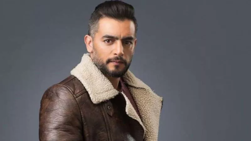 عاش طفولته في الكويت وأصبح نجم سينمائي مع يوسف شاهين.. مسيرة فنية ملهمة ل هاني سلامة