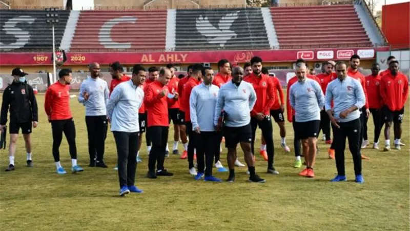موسيماني يجتمع مع الجهاز الفني علي هامش المران قبل السفر لمونديال الأندية