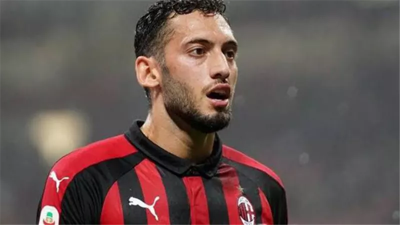 ميلان يعلن تعافى لاعب الفريق من كورونا