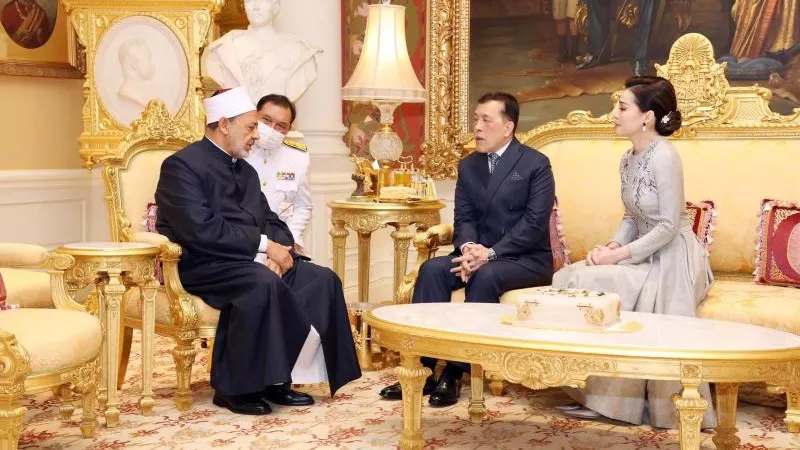 فيديو.. 5 هدايا من شيخ الأزهر لشعب تايلاند وتفاصيل استقباله بالقصر الملكي
