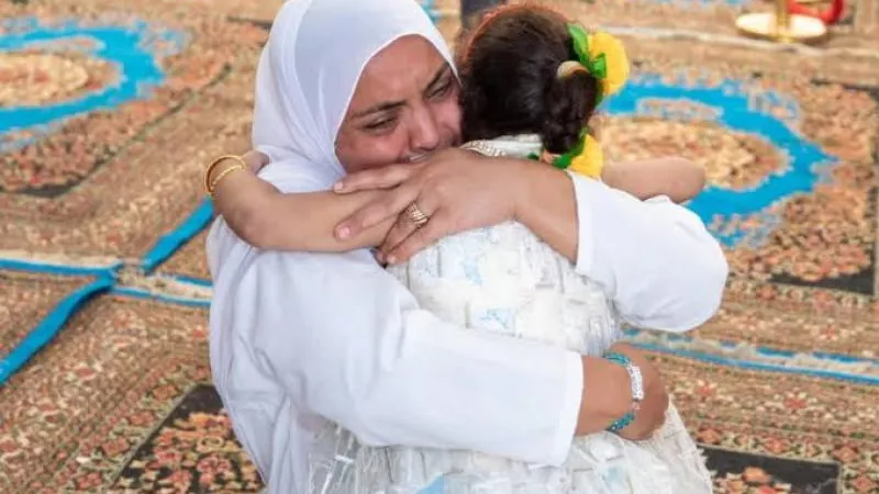 لفتة إنسانية.. ضباط شرطة الشرقية يسددون مديونية سيدة ”غارمة”